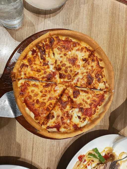 Pizza Hut Ristorante - Emporium Mall Pluit 8