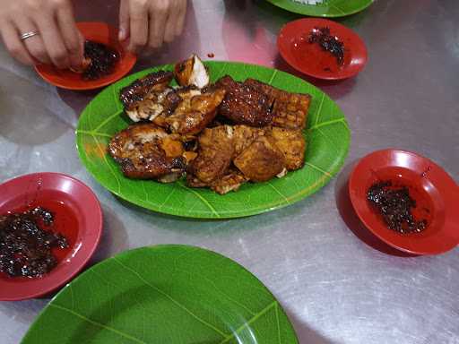 Rumah Makan Ayam Bakar 7 Saudara 7