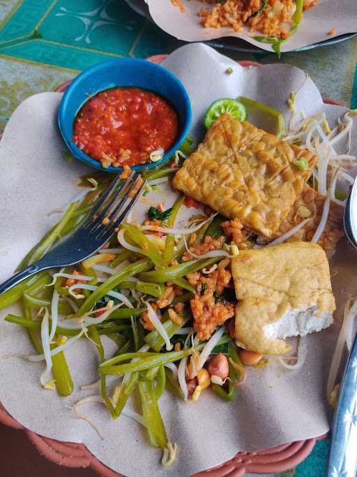 Warung Daeng Bacok 7