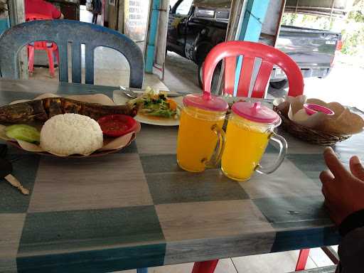 Warung Daeng Bacok 4