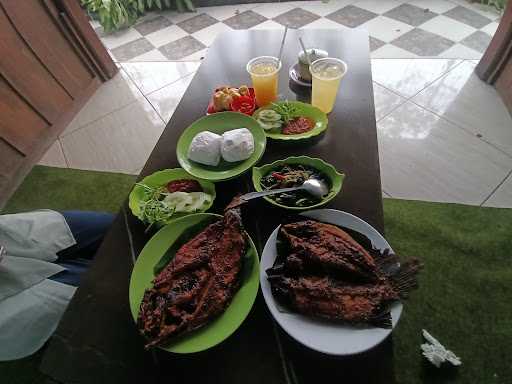 Warung Lesehan Padang Bulan 1