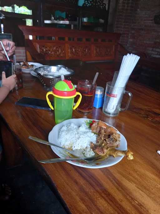 Warung Makan Bebek Goreng Dan Opor Bebek Bu Yadi 9