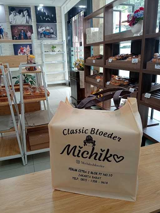 Michiko Bloeder Bintaro 9