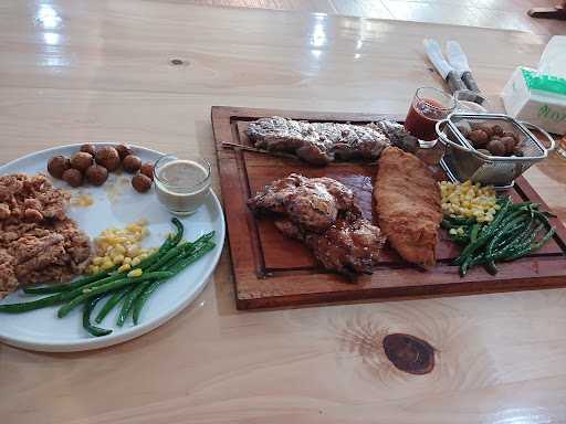 Warung Tropis & Steak 5