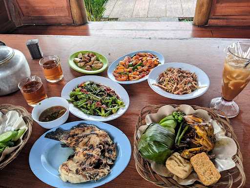 Rumah Makan Saung Jembar Cihaurbeuti 8