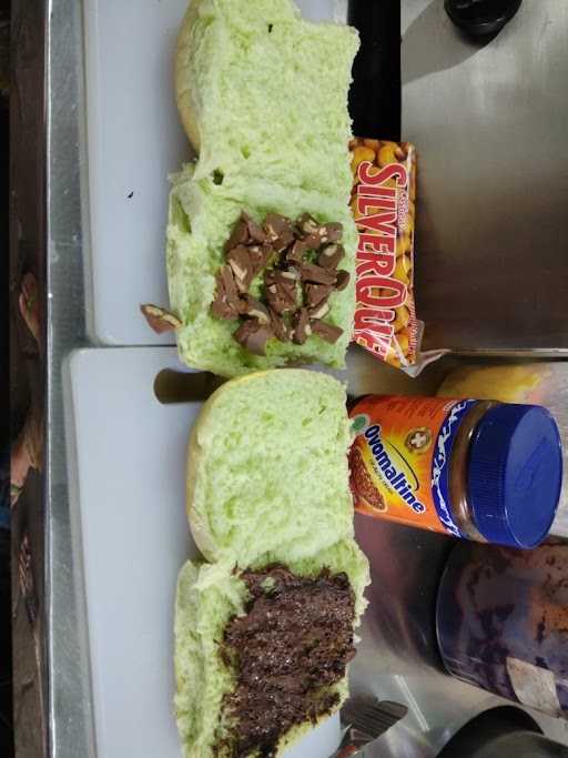 Kuro Kuro Roti Bakar & Kukus, Ciwastra 1