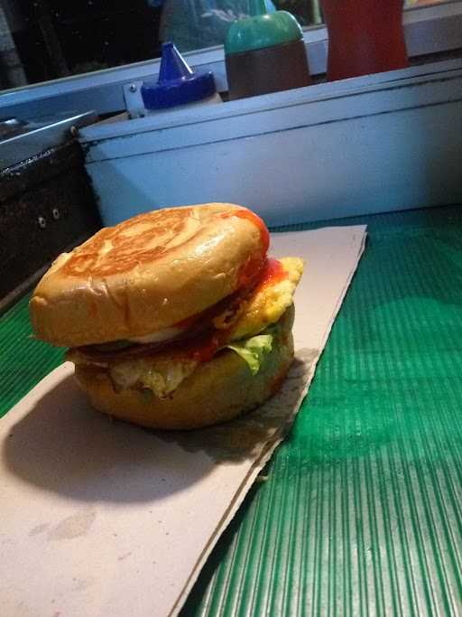 Asep Astyno Burger Ajibarang 6