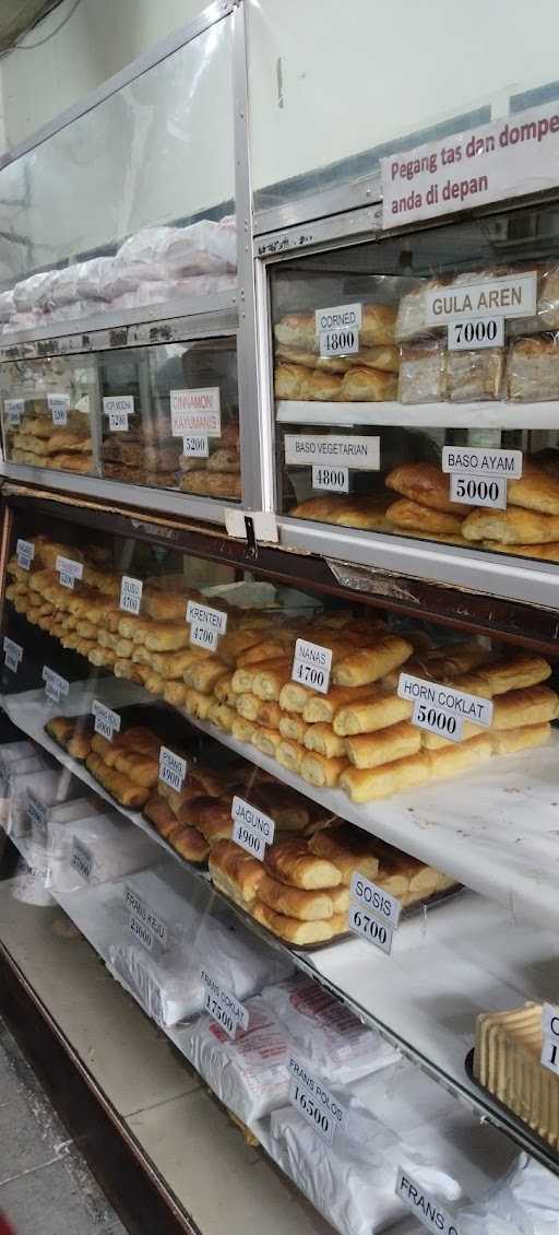 Sidodadi Bread & Cake Store 9