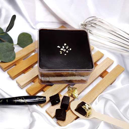 Tasha Cakery Premium Dessert Box 8