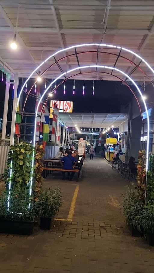 Food Park Metro Pasar Baru 2