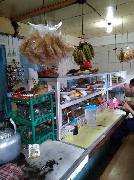 Warung Nasi Samping Masjid Jami Al Hayah 2