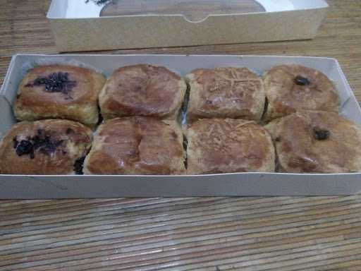 Holland Bakery Banyu Urip 10