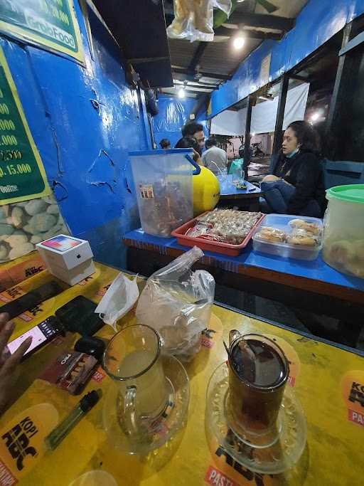 Warung Spesialis Nyambek Pojok Dolly 1