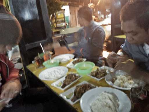 Warung Spesialis Nyambek Pojok Dolly 4