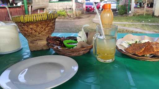 Pondok Makan Ayam Bambu Gleyahan 3