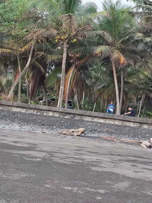 Warung Pantai Pengeragoan 9