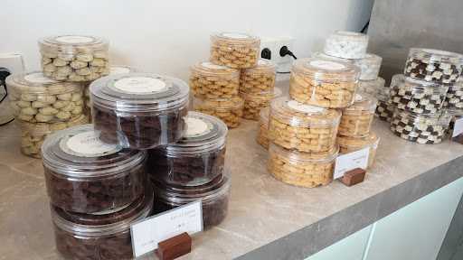 Ann's Bakehouse & Creamery - Bintaro 6