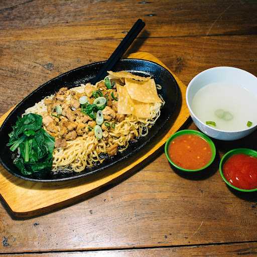 Pitu Coffee & Noodle 10