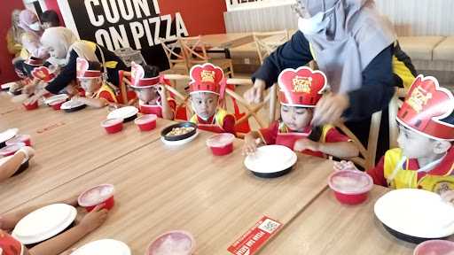 Pizza Hut Restoran 8