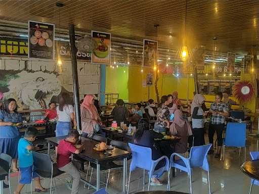 Lockdion Cafe & Resto Cikarang 8