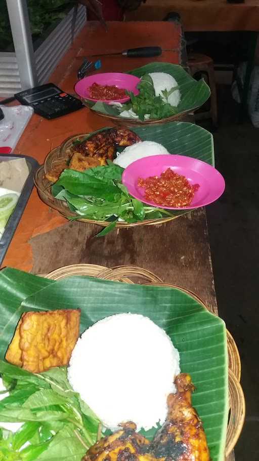 Pecel Lele Tiga Saudara 5