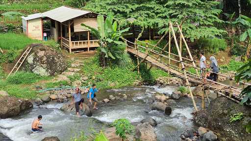 Kolam Renang Cireong Paradise 4