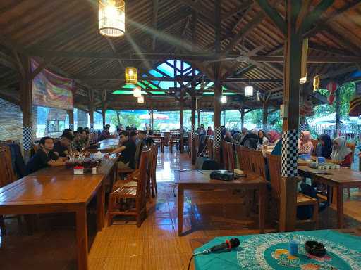 Rumah Makan Pelangi Pedesaan 10