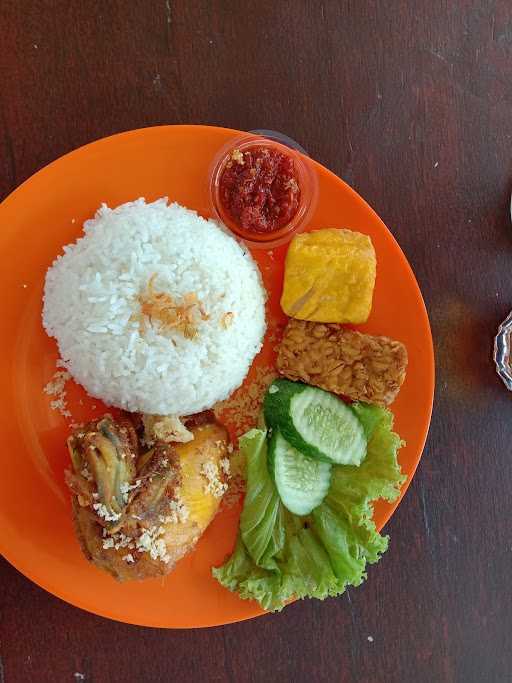 Rumah Makan & Pemancingan Meja Raja 9