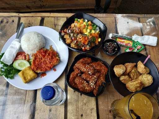 Ganitri Outdoor Cafe & Resto 1