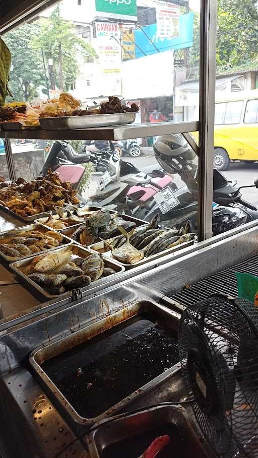 D'Lalapan Ikan Laut & Ayam Goreng 10