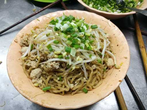 Atho Pangsit Mie Ayam Sumatera Bangka - Klampis Anom 6