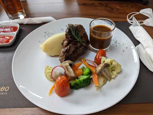 Laneo Cafe & Eatery Bandung 5