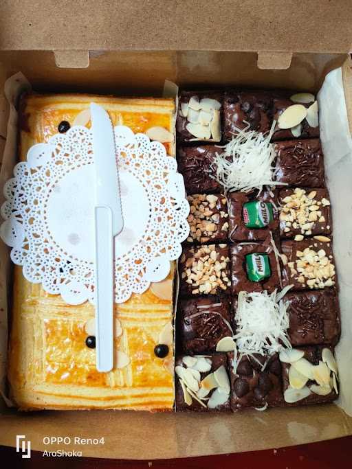 Humaira Sweetcake (Jawaranya Chiffon, Brownies, Lekker Holland Dan Banana Strudel) 10