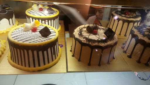 Holland Bakery Perintis Kemerdekaan 10