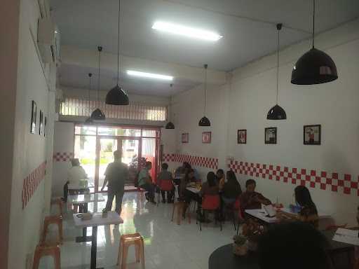 Omar Coffee N Wings - Makassar 9