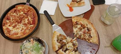 Pizza Hut Restoran 8