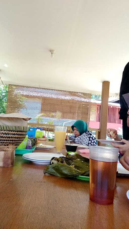 Rumah Makan Saung Situ Jatijajar 1