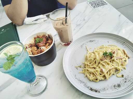 Seputih Coffee & Resto 5