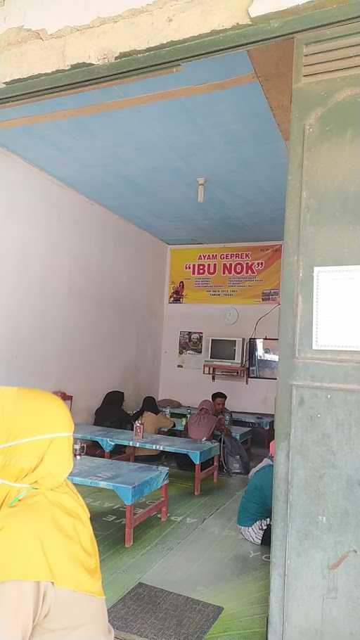 Warung Ayam Geprek Ibu Nok 6