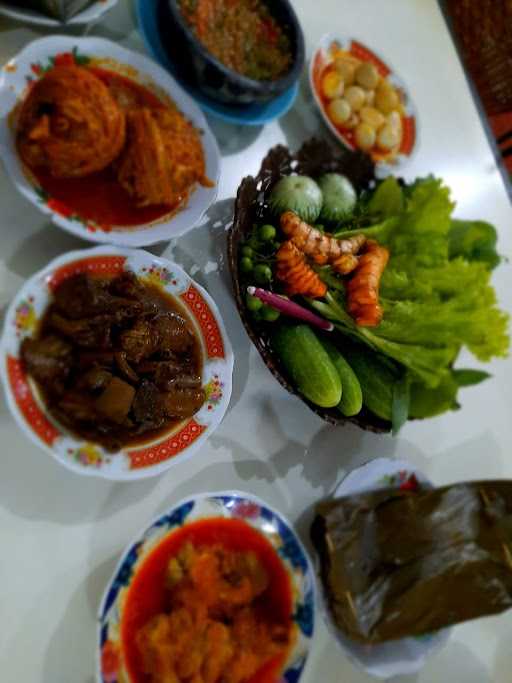 Rumah Makan Sarinah Khas Sunda 4