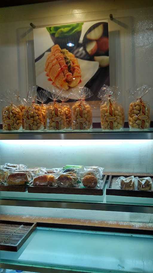 Monami Bakery - Tebet 10