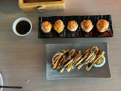 Tobiko Sushi 8