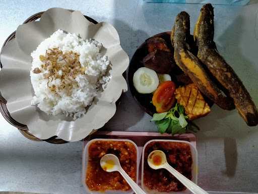 Pecel Lele & Ayam Goreng Bang Sony 3