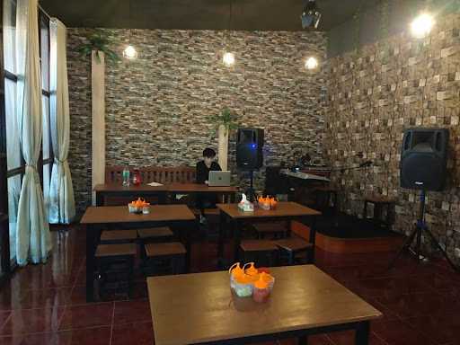 Madame Cafe & Resto 6