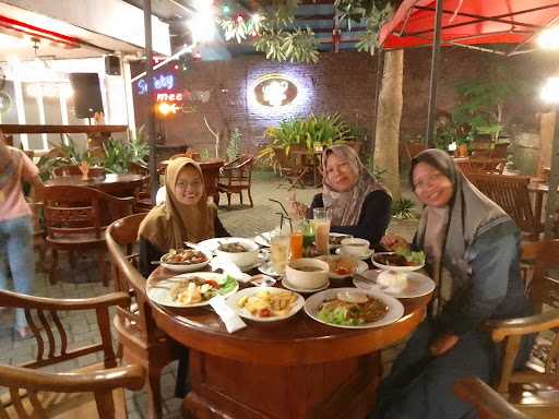 Sultan Cafe & Resto 8