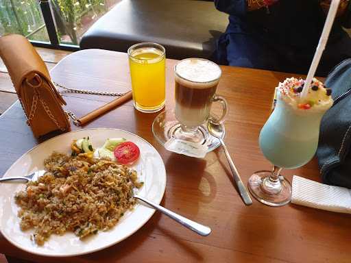 Pawon Bromo Cafe & Resto 4