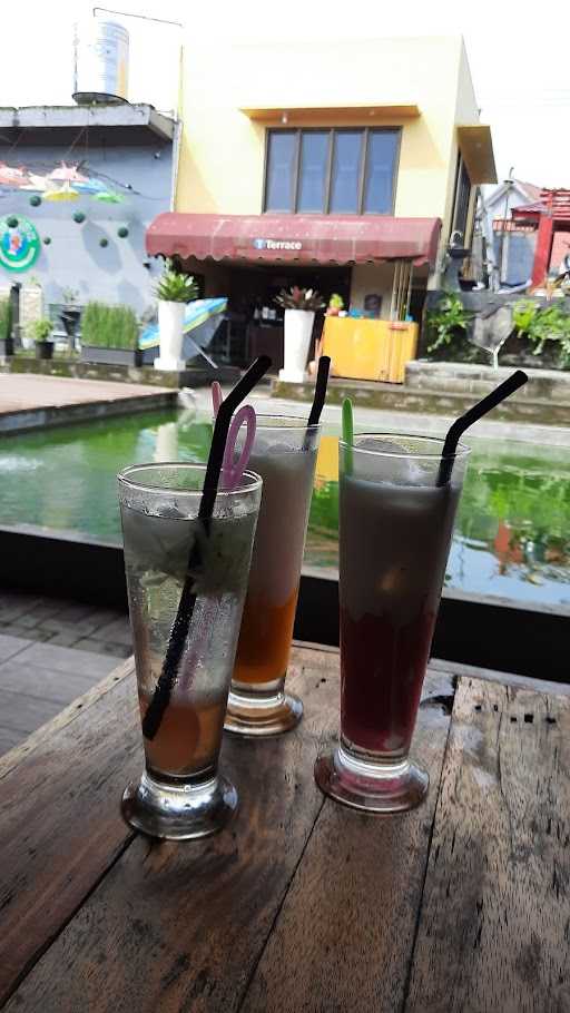 Warung Makan Lesehan Kolam Pancing Bu Tituk 4