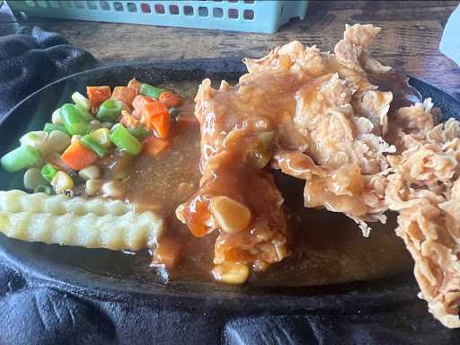 Warung Makan Lesehan Kolam Pancing Bu Tituk 7