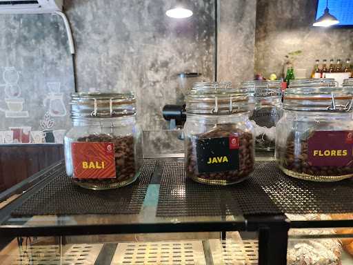 Anomali Coffee Ubud 8