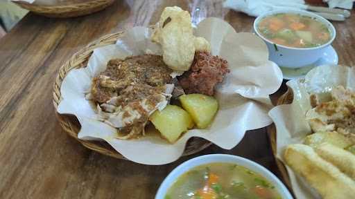 Warung Babi Guling Ibu Oka 1 10